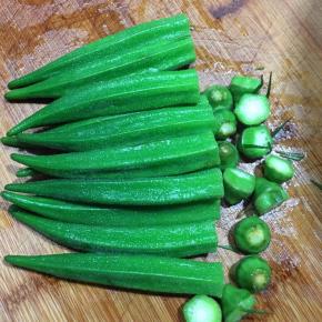 放入冷开水中浸泡，保持爽脆的口感，捞出切去头部。