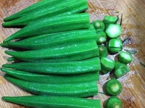 放入冷开水中浸泡，保持爽脆的口感，捞出切去头部。