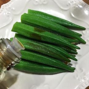 摆入盘中，淋入酱油。