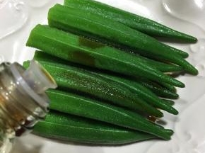 摆入盘中，淋入酱油。