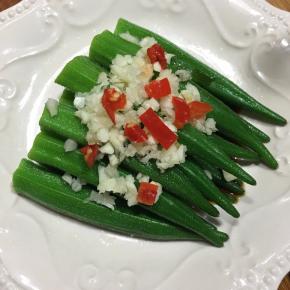 铺上蒜末和少许剁椒。