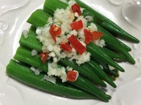 铺上蒜末和少许剁椒。