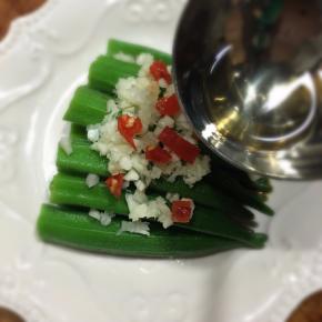 浇入烧至冒青烟的热油。