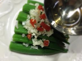 浇入烧至冒青烟的热油。