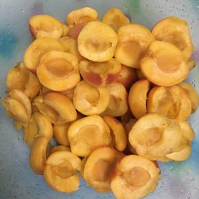 黄杏洗净去核。