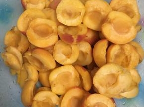 黄杏洗净去核。