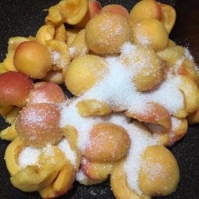 将黄杏放入不粘锅中，加入细砂糖。