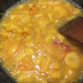 大火一边翻炒一边按压。