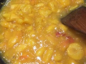 大火一边翻炒一边按压。