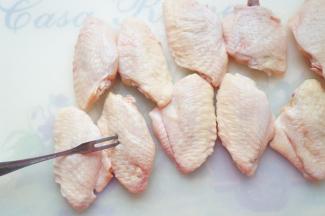 用叉子扎些小眼