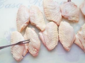 用叉子扎些小眼