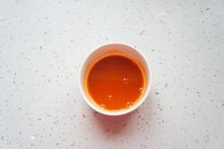 称出奥尔良腌料加入清水调匀