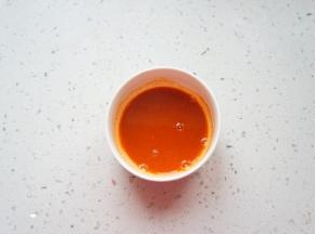 称出奥尔良腌料加入清水调匀