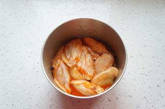 倒入鸡翅中，用手抓匀