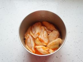 倒入鸡翅中，用手抓匀