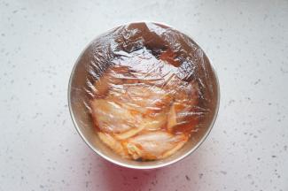 敷上保鲜膜，放入冰箱冷藏6小时以上