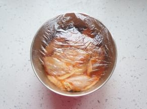 敷上保鲜膜，放入冰箱冷藏6小时以上