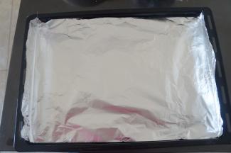 鸡翅腌制时间到了以后，烤盘铺一层锡纸