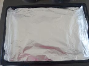 鸡翅腌制时间到了以后，烤盘铺一层锡纸