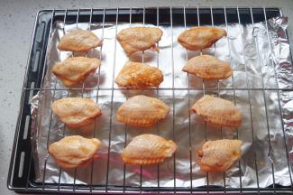 将鸡翅摆在烤网上