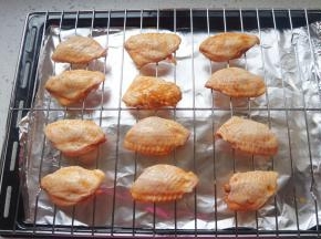 将鸡翅摆在烤网上