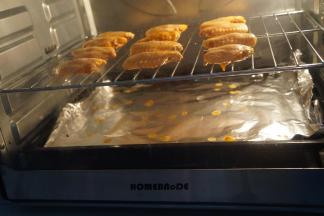 烤箱预热200度，将烤盘放在最下层，烤网放中层，热风烘烤15分钟