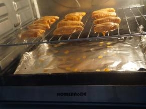 烤箱预热200度，将烤盘放在最下层，烤网放中层，热风烘烤15分钟