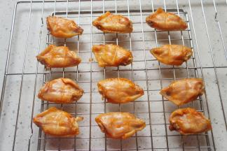 15分钟后取出烤网，将鸡翅翻面，再烤10分钟