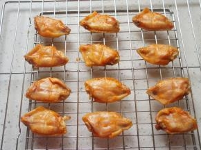 15分钟后取出烤网，将鸡翅翻面，再烤10分钟