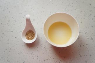将蜂蜜水调好，芝麻准备好