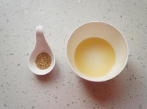 将蜂蜜水调好，芝麻准备好