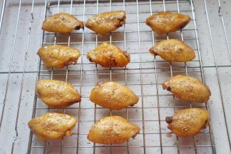 10分钟后取出鸡翅，刷一层蜂蜜水，撒少许芝麻