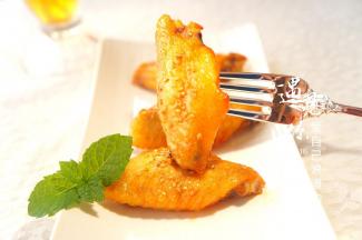 垂涎欲滴的新奥尔良烤翅就做好了，赶快来一块吃吧。