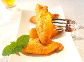 垂涎欲滴的新奥尔良烤翅就做好了，赶快来一块吃吧。