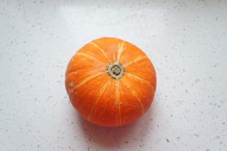 先准备一个南瓜,洗干净