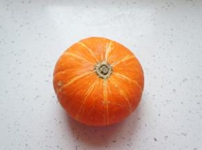 先准备一个南瓜,洗干净