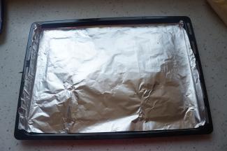 烤盘铺上一层锡纸