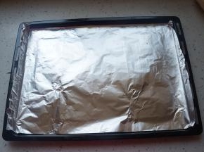 烤盘铺上一层锡纸