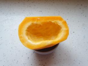 削去外皮,去掉南瓜籽