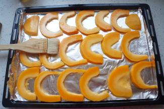 将南瓜放入烤盘刷一层橄榄油