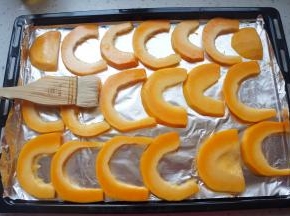 将南瓜放入烤盘刷一层橄榄油