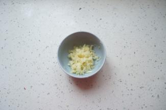 烘烤的时候来准备大蒜酱汁，先将大蒜压成蒜蓉