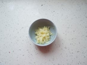 烘烤的时候来准备大蒜酱汁，先将大蒜压成蒜蓉