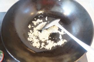 热锅热油小火炒香蒜蓉