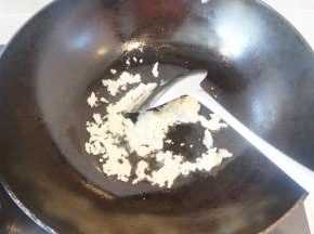 热锅热油小火炒香蒜蓉