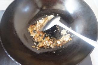 加入蚝油，生抽，一点点盐炒匀