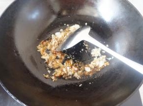 加入蚝油，生抽，一点点盐炒匀