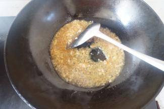 加一勺水烧开，变粘稠后关火,晾凉备用