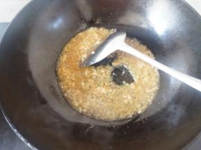 加一勺水烧开，变粘稠后关火,晾凉备用