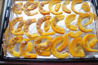 烘烤到时间后,将南瓜从烤箱取出，一半的南瓜放上蒜蓉酱一半南瓜撒黑胡椒